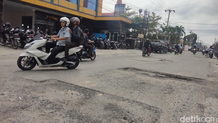 Kondisi lubang menganga di Jalan Sisingamangaraja Kisaran yang belum ditambal. (Perdana Ramadhan/detikSumut)