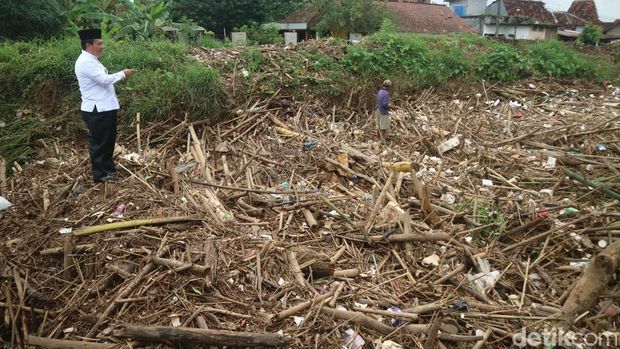 Kondisi Sungai Piji di Desa Kesambi Kecamatan Mejobo,Kudus, Selasa (27/12/2022).