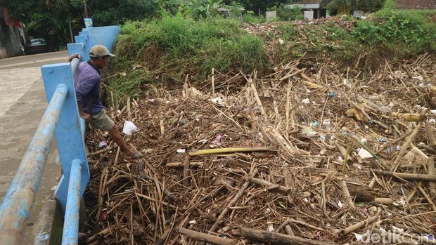 Kondisi Sungai Piji di Desa Kesambi Kecamatan Mejobo,Kudus, Selasa (27/12/2022).