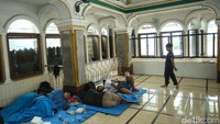 Mereka mengungsi di lantai dua masjid dengan beralaskan tikar.