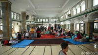 Sejumlah warga korban kebakaran mengungsi di Masjid Al Aqwam, Jakarta, Selasa (27/12/2022).