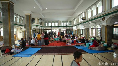 Korban Kebakaran Mampang Mengungsi di Masjid