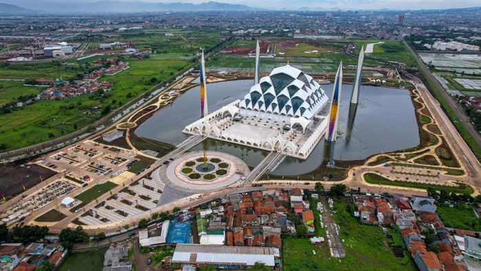 BANDUNG, INDONESIA - 2022/12/26: (EDITORS NOTE: Image taken with a drone)
Aerial view of the Al-Jabbar Mosque in Bandung. Masjid Raya Al-Jabbar can accommodate 20,000 worshippers and this mosque will be inaugurated on Friday, December 30, 2022. (Photo by Algi Febri Sugita/SOPA Images/LightRocket via Getty Images)