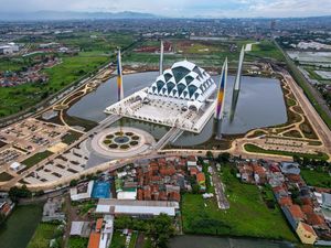 Riuh Anak-anak Turun Berenang ke Kolam ke Masjid Raya Al Jabbar