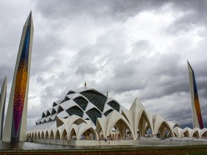 Kolam di Masjid Al Jabbar Malah Dipakai Warga untuk Berenang