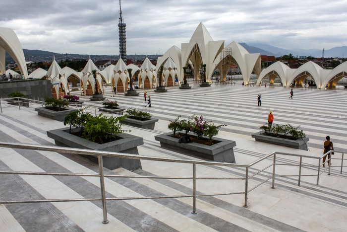 BANDUNG, INDONESIA - 2022/12/26: (EDITORS NOTE: Image taken with a drone)
Aerial view of the Al-Jabbar Mosque in Bandung. Masjid Raya Al-Jabbar can accommodate 20,000 worshippers and this mosque will be inaugurated on Friday, December 30, 2022. (Photo by Algi Febri Sugita/SOPA Images/LightRocket via Getty Images)