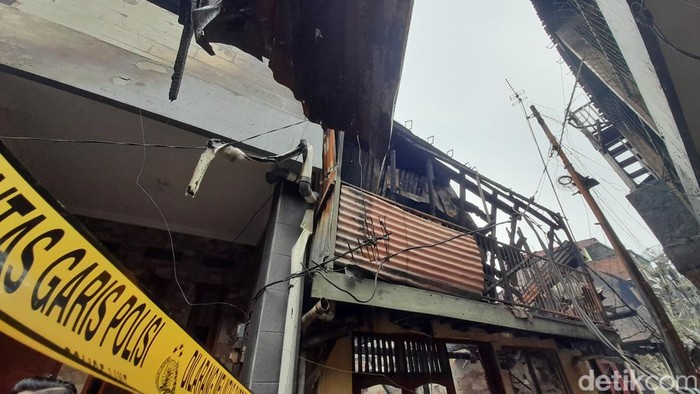 Lokasi kebakaran rumah di Mampang, Jakarta Selatan dipasangi garis polisi. Sejumlah rumah rusak akibat kebakaran. (Ilham Oktafian/detikcom)