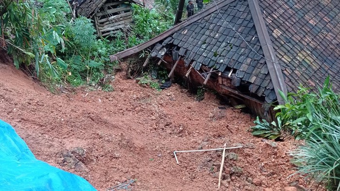 Longsor di Gununghalu, Kabupaten Bandung Barat.