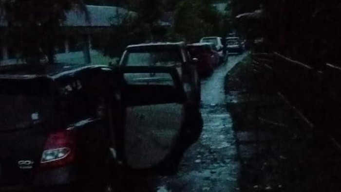 Longsor di Jalan Poros Maros-Bone membuat akses lalin terhambat.