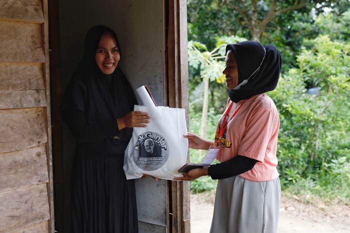Mak Ganjar Kalbar Bagikan Sembako