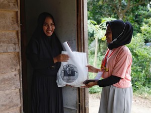 Mak Ganjar Kalbar Bagikan Sembako untuk Emak-emak di Singkawang