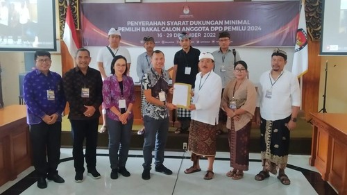 Mantan bupati Karangasem dua periode, I Wayan Geredeg, saat menyerahkan berkas dukungan sebagai syarat calon Anggota DPD RI di Kantor KPU Bali, Denpasar, Selasa (27/12/2022).