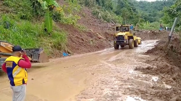 Material Longsor di Jalan Poros Malino Sulsel Mulai Dibersihkan