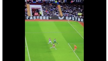 Ini salah satu aksinya. Sudah di hadapan gawang, bukannya ditendang, malah dilepas begitu saja. Foto: Twitter