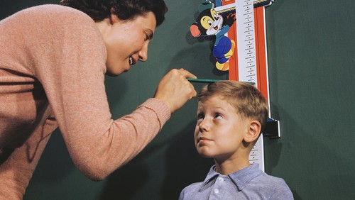 Mengukur Tinggi Badan Anak.