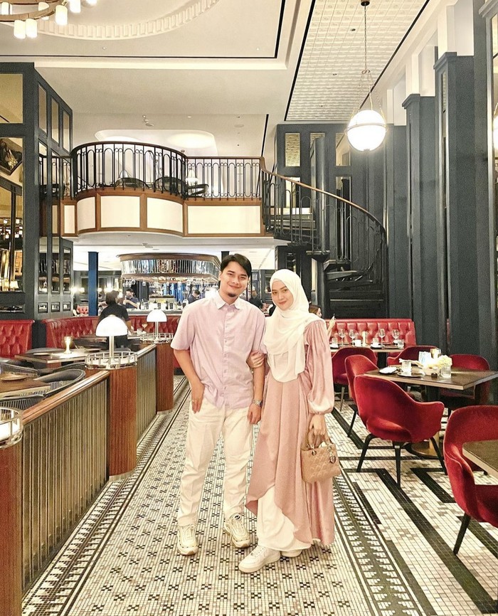 Mesranya Alvin Faiz dan Henny Rahman Saat Kulineran di Restoran hingga Warung Mesranya Alvin Faiz dan Henny Rahman Saat Kulineran di Restoran hingga Warung
