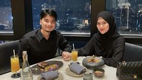 Ada lagi momen Alvin Faiz dan istrinya tercinta menikmati daging steak dan makanan lain dengan pemandangan indah. Foto: instagram @alvin_411