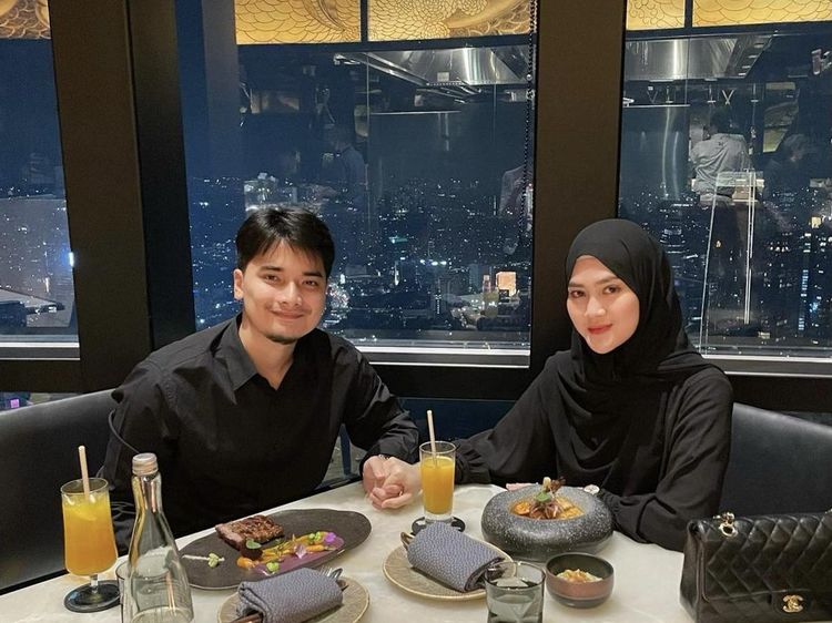 Mesranya Alvin Faiz dan Henny Rahman Saat Kulineran di Restoran hingga Warung