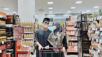 Kalau ini momen ketika calon orang tua itu sedang belanja makanan di supermarket. Foto: instagram @alvin_411