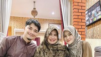 Saat ibunya Henny ulang tahun, tak lupa Alvin dan sang istri memberi kejutan berupa kue ulang tahun berwarna hijau. Foto: instagram @alvin_411