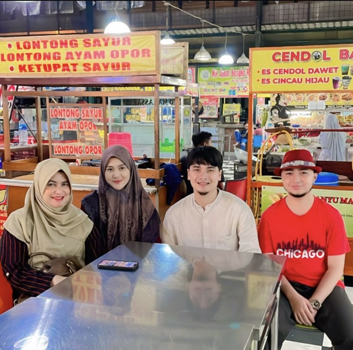 Mesranya Alvin Faiz dan Henny Rahman Saat Kulineran di Restoran hingga Warung Mesranya Alvin Faiz dan Henny Rahman Saat Kulineran di Restoran hingga Warung
