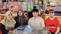 Bukan makan mewah saja, melainkan Alvin dan istrinya juga suka makan di warung pinggir jalan. Foto: instagram @alvin_411