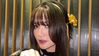 Mirriam Eka jadi Yor Forger dengan busana hitam dari atas sampai bawah dan ditambah dua senjata mematikannya yang mirip jarum. (Foto: dok Instagram)