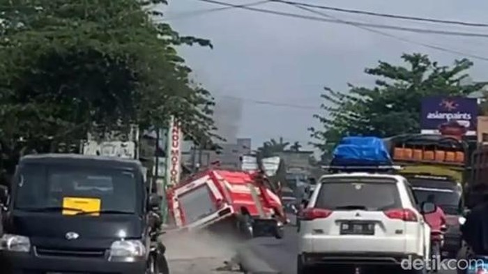 Mobil damkar Labura terbalik di Asahan.
