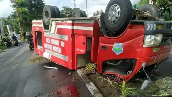 Mobil damkar Minahasa Utara, Sulut kecelakaan.
