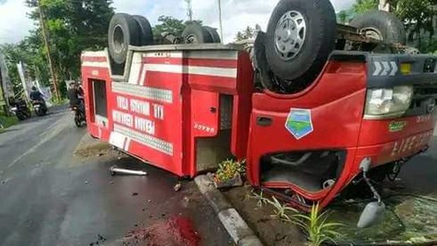Mobil damkar Minahasa Utara, Sulut kecelakaan.