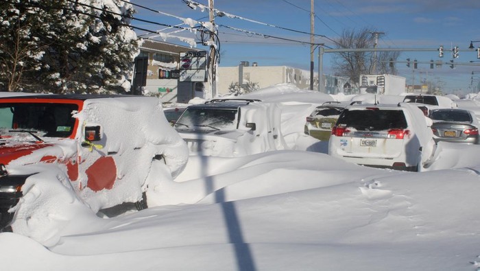 Mobil-mobil di AS Tertimbun Badai Salju Terparah Abad Ini A general view of vehicles covered in snow, near the downed wires of electric power pole, on a road in Buffalo, New York, U.S December 25, 2022, in this picture obtained by Reuters from social media on December 26, 2022. Instagram/Jason Murawski Jr/via REUTERS THIS IMAGE HAS BEEN SUPPLIED BY A THIRD PARTY. MANDATORY CREDIT. NO RESALES. NO ARCHIVES.