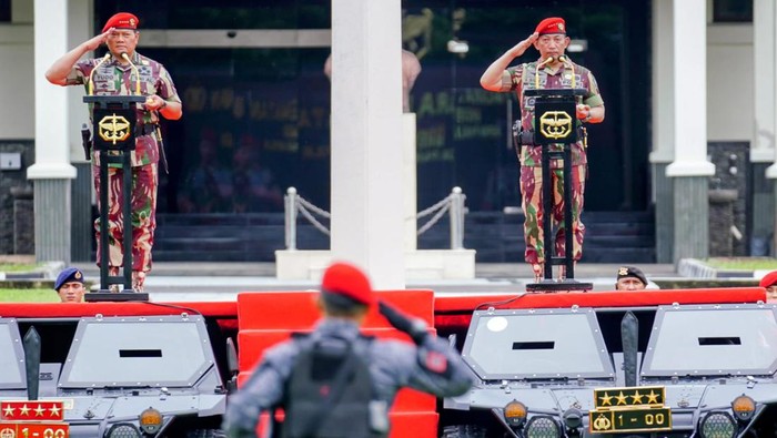 Momen Kapolri Jenderal Listyo Sigit disematkan baret merah dan brevet komando dari Kopassus
