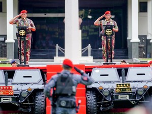 Disematkan Baret Merah Kopassus, Kapolri: Jangan Ragukan Sinergitas TNI-Polri