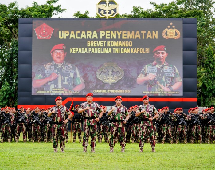 Momen Kapolri Jenderal Listyo Sigit disematkan baret merah dan brevet komando dari Kopassus
