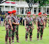 Komando! Gagahnya Kapolri-Panglima TNI Pakai Baret Merah Kopassus