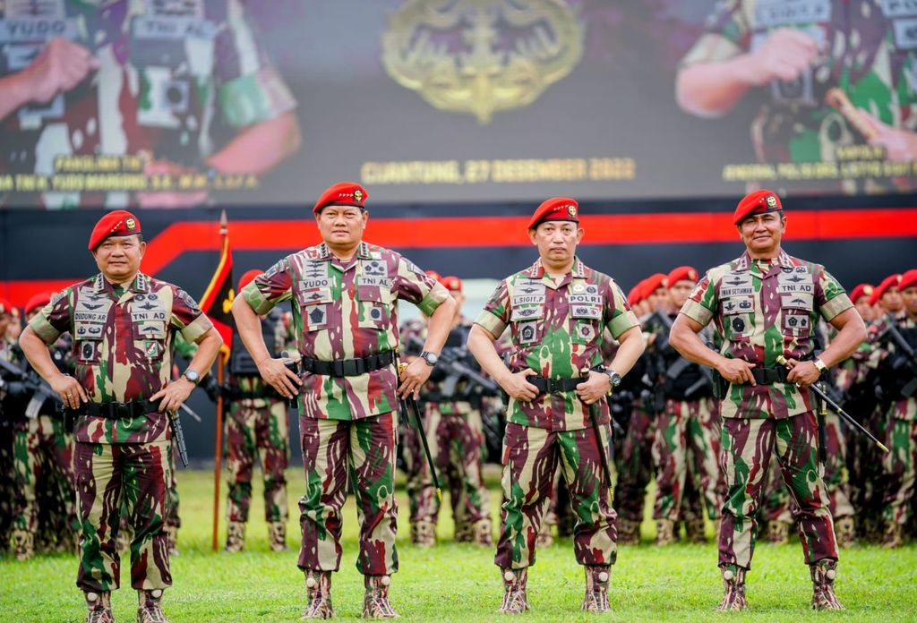Momen Kapolri Jenderal Listyo Sigit disematkan baret merah dan brevet komando dari Kopassus