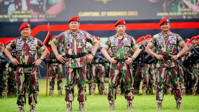 Komando! Gagahnya Kapolri-Panglima TNI Pakai Baret Merah Kopassus