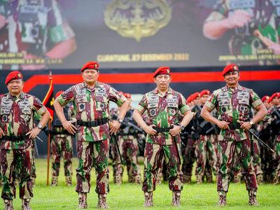 Komando! Gagahnya Kapolri-Panglima TNI Pakai Baret Merah Kopassus