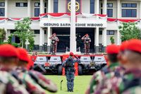 Komando! Gagahnya Kapolri-Panglima TNI Pakai Baret Merah Kopassus