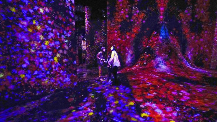Museum di China Tampilkan Seni Digital Penuh Warna Family members experience a digital installation that features projection of flowers titled