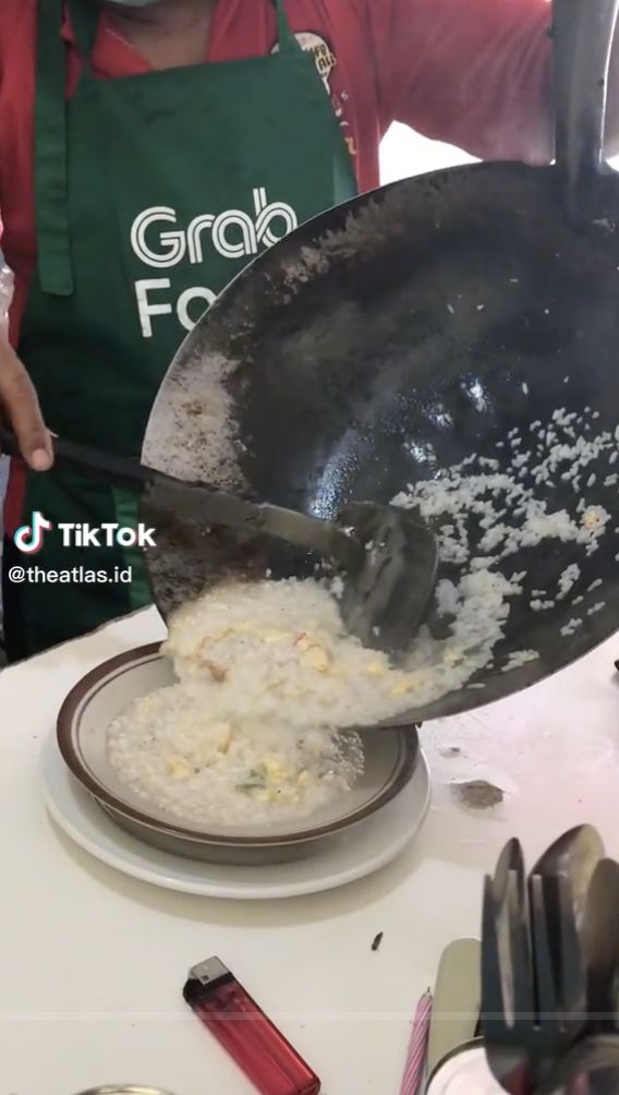 Nyeleneh! Di Semarang Ada Nasi Goreng Kuah Susu Topping Keju