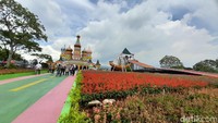 Bangunan masjid ini dikelilingi oleh bunga yang cantik. Nur Azis/Detikcom