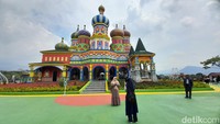 Bentuknya yang seperti istana serta memiliki warna bangunan serta kubah yang colorful. Nur Azis/Detikcom