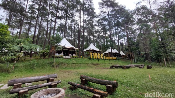 Salah satu objek wisata alam di Lembang saat hujan.