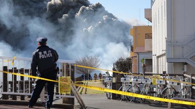 Pabrik Kimia di Tokyo Terbakar Hebat, Begini Potretnya