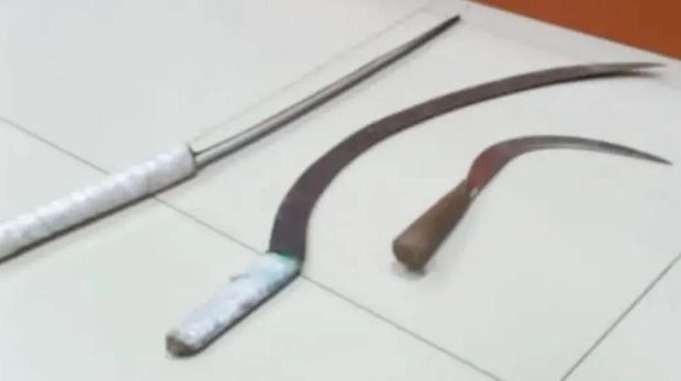 Pangdivif 1 Kostrad Mayjen TNI Bobby Rinal Makmun menyerahkan piagam penghargaan kepada prajurit Kostrad yang membekuk 3 orang geng motor bersajam di Tangerang. (dok Penkostrad)
