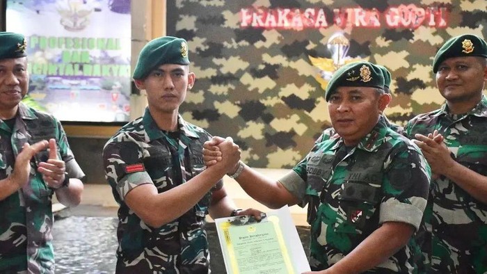 Pangdivif 1 Kostrad Mayjen TNI Bobby Rinal Makmun menyerahkan piagam penghargaan kepada prajurit Kostrad yang membekuk 3 orang geng motor bersajam di Tangerang. (dok Penkostrad)
