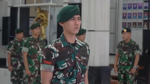 Pangdivif 1 Kostrad Mayjen TNI Bobby Rinal Makmun menyerahkan piagam penghargaan kepada prajurit Kostrad yang membekuk 3 orang geng motor bersajam di Tangerang. (dok Penkostrad)