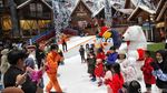 Parade Boneka Salju Hibur Pengunjung Trans Snow World Bekasi