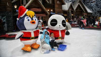 Parade Boneka Salju Hibur Pengunjung Trans Snow World Bekasi